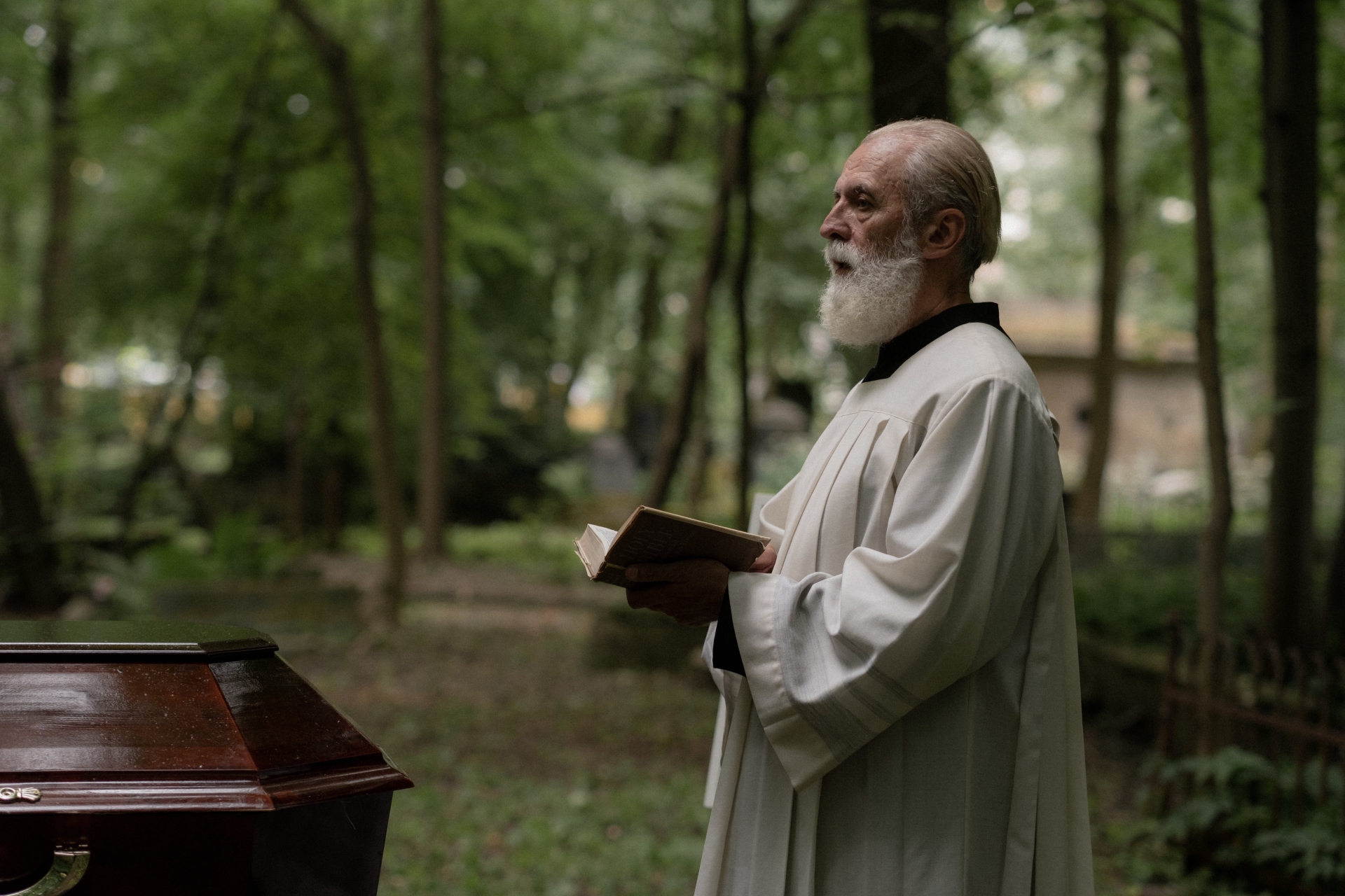 Funerale Religioso: Un Commiato di Fede e Semplicità